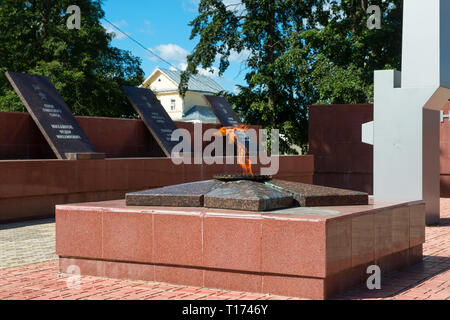 Borovichi, Russland - August 8, 2018: die ewige Flamme am Speicher Komplex der Sieg im Großen Vaterländischen Krieg. Novgorod, Borovichi, Russland Stockfoto