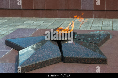 Borovichi, Russland - August 8, 2018: die ewige Flamme am Speicher Komplex der Sieg im Großen Vaterländischen Krieg. Novgorod, Borovichi, Russland Stockfoto