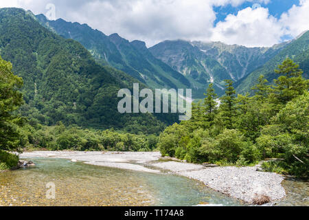 Fluss und Sommer Wald Landschaft, Weg Kamikochi in Japan Stockfoto