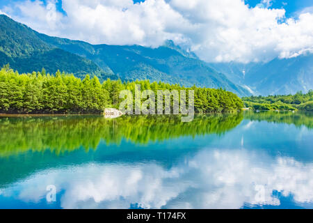 Kamikochi Japan, Taisho-IKE-Teich und Mt Yakedake Stockfoto