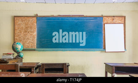 Vintage Retro Klassenzimmer Interieur mit leeren Tafel für Ihre Kopie. Bildung und Schule Hintergrund Konzept. Leere blaue Tafel vor Stockfoto