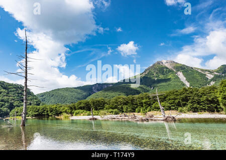 Kamikochi Japan, Taisho-IKE-Teich und Mt Yakedake Stockfoto