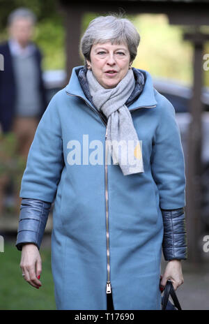 Premierminister Theresa May Ankunft an einem Gottesdienst in der Nähe ihrer 70563 Wahlkreis zu besuchen. Stockfoto
