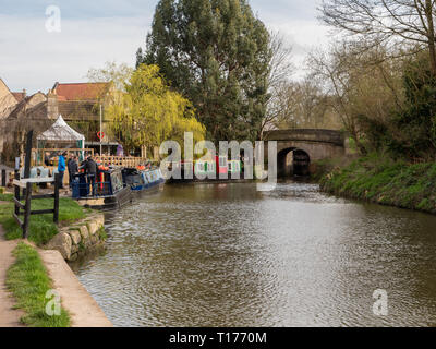 Bis zum Mittagessen im Schloss Inn günstig auf dem Kennet und Avon, Bradford on Avon, Wiltshire, Großbritannien Stockfoto