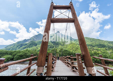 Übersetzung "kamikochi Brücke' Brücke über Stream in kamikochi, Japan Stockfoto