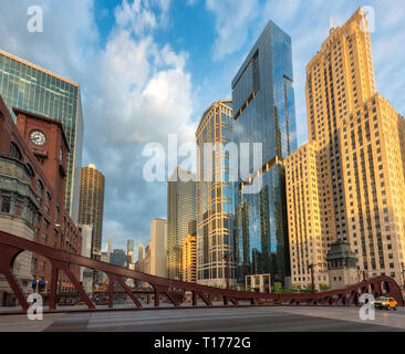 Chicago City und Brücken bei Sonnenuntergang in Chicago, Illinois. Stockfoto