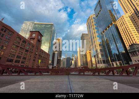 Chicago City und Brücken bei Sonnenuntergang in Chicago, Illinois. Stockfoto