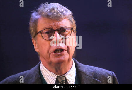 Juni 06, 2016 - London, England, Großbritannien - Unterwegs zwischen Foto, Apollo Theater, Shaftesbury Avenue Michael Crawford führt die Besetzung der neuen West End Stockfoto