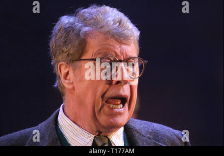 Juni 06, 2016 - London, England, Großbritannien - Unterwegs zwischen Foto, Apollo Theater, Shaftesbury Avenue Michael Crawford führt die Besetzung der neuen West End Stockfoto