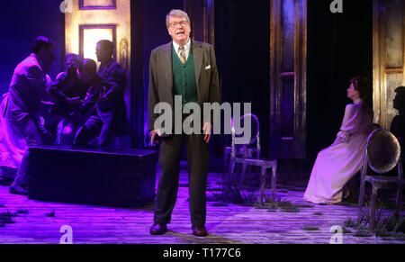 Juni 06, 2016 - London, England, Großbritannien - Unterwegs zwischen Foto, Apollo Theater, Shaftesbury Avenue Michael Crawford führt die Besetzung der neuen West End Stockfoto