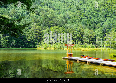 Myojin Teich an Hotaka hinten Schrein in Kamikochi, Nagano, Japan. Stockfoto