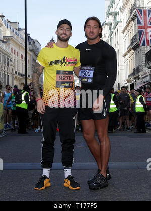 Jake Quickenden (links) und James Lock während der 2019 Londoner Sehenswürdigkeiten Halbmarathon. Stockfoto