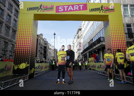 Jake Quickenden (links) und James Lock während der 2019 Londoner Sehenswürdigkeiten Halbmarathon. Stockfoto