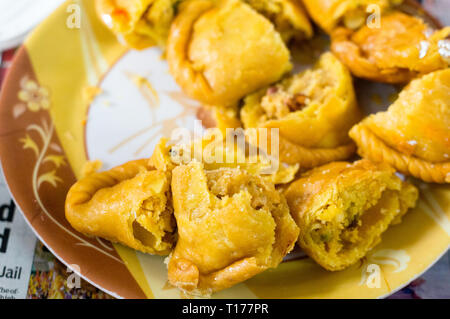 Detailansicht der Schnittlinie gujiya, süß gefüllt Delikatesse serviert auf Holi und diwali Stockfoto