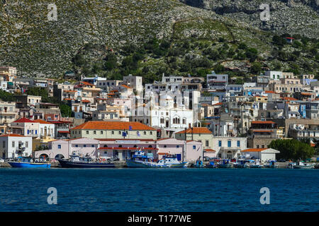 Der Hafen von Pothia, mit seinen italienischen Stil Häuser, Kalymnos, Dodekanes, Griechenland Stockfoto