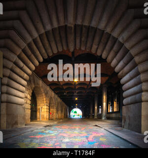 Tunnel wie Weg nach Alexandria Brücke, Paris, Frankreich Stockfoto