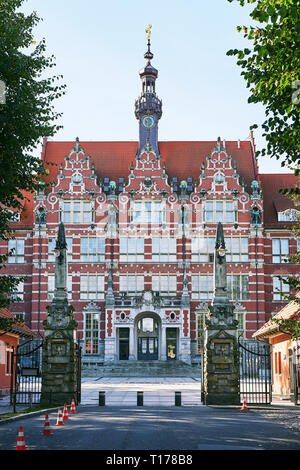 Das Hauptgebäude der Technischen Universität Danzig oder Politechnika Gdanska mit Wappen über dem Eingang in Polen Stockfoto