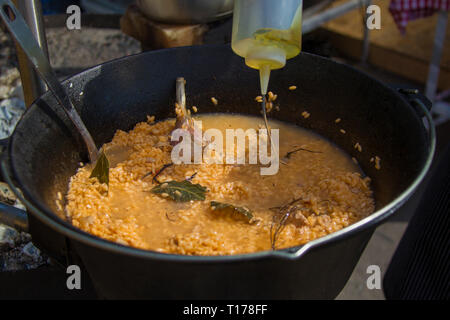 Reis in einem Topf mit Knoblauch. Pilav. Kochen Stockfoto