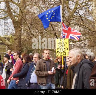 Stop Brexit Banner mit Union Jack und die europäische Flagge auf Brexit März in London Stockfoto