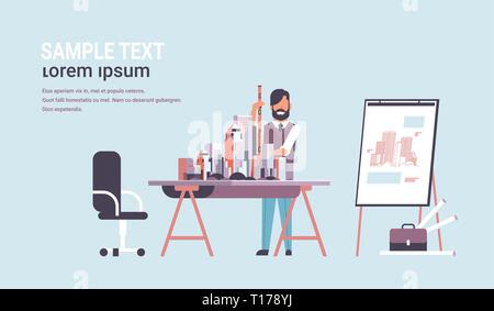 Mann Architekt holding Techniker arbeiten mit neuen Gebäude Stadt Modell für städtische panning Projekt Konzept Haus blueprint Horizontale volle Länge Stock Vektor