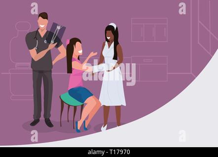 Männlicher Arzt traumatologist x-Prüfung ray anfrican amerikanische Krankenschwester bandagieren verletzte Patienten mit gebrochenen Hand medizinische Behandlung im Gesundheitswesen Konzept Stock Vektor