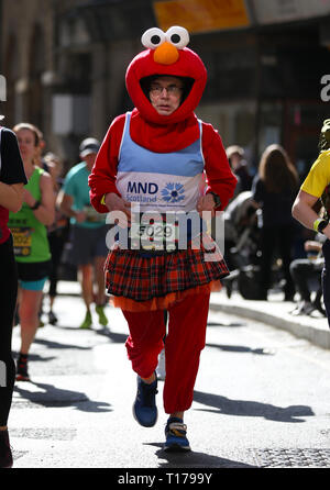 Ein Wettbewerber in Fancy Dress während der 2019 Londoner Sehenswürdigkeiten Halbmarathon. Stockfoto