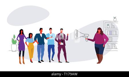 Übergewicht fett Geschäftsfrau boss Holding Megaphon an Mitarbeiter Frau team leader Informationen Ankündigung moodern Office interior Skizze schreien Stock Vektor