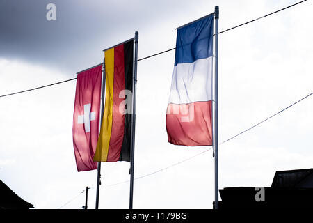 Deutschland Fahne, Schweizer Flagge, französische Fahne in den Wind (Dreiländereck) Stockfoto