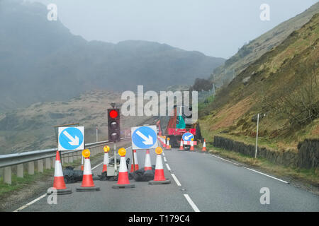 Rotes Licht auf Baustellen und Verkehr Kegel mit Warnschild in ländlichen abgelegenen Berg Szene uk Stockfoto