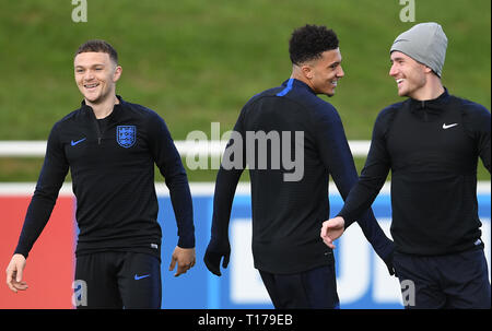 (Von links nach rechts) Englands Kieran Trippier, Jadon Sancho und Ben Chilwell während des Trainings im St George's Park, Burton. Stockfoto