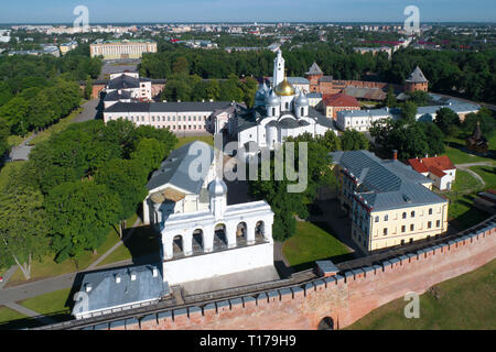 St. Sophia Kathedrale im Kreml von Weliki Nowgorod an einem sonnigen Juni Nachmittag (Aufnahmen aus quadcopter). Russland Stockfoto