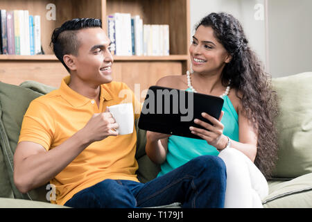 Porträt eines lächelnden jungen Paares Stockfoto