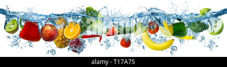 Frisches Obst und Gemüse mit mehreren Spritzen in kristallklares Wasser gesunde Ernährung frische Konzept auf weißem Hintergrund Stockfoto