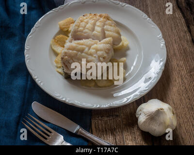 Gegrillter Kabeljau mit Kartoffeln auf einer Platte Stockfoto