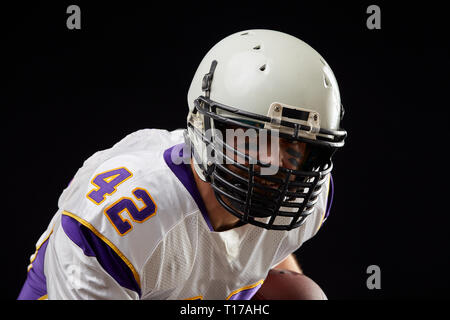 Close up Portrait von American football Sportler Player in Aktion auf schwarzem Hintergrund. Sport Konzept. Stockfoto