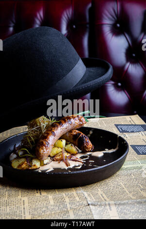 Traditionelle deutsche Würstchen mit Kartoffel serviert in der Wanne. Restaurant Dish. Seitenansicht Stockfoto