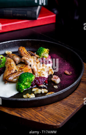 Huhn Tabak in der Marinade auf einem Holzbrett. Stockfoto