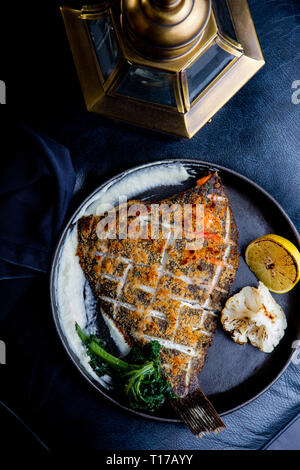 Flunder gebratenes Filet in einer Pfanne mit Kräutern und Zitrone Stockfoto