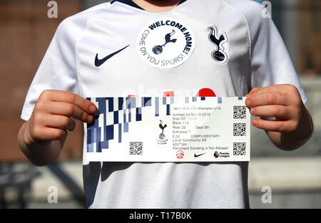 Ein Tottenham Hotspur Fans halten Sie Ihr Ticket vor der U18 Premier League Test event Match bei Tottenham Hotspur Stadium, London. Stockfoto