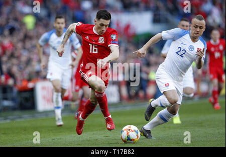 Wales' Harry Wilson (links) und der Slowakei Stanislav Lobotka (rechts) Kampf um den Ball während der UEFA EURO 2020 Qualifikation, Gruppe E Gleiches an der Cardiff City Stadium. Stockfoto