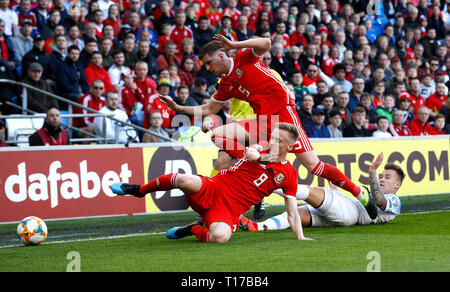 Wales' Matthew Smith und Chris Mepham (Mitte) Kampf um den Ball mit der Slowakei Albert Rusnak (rechts) während der UEFA EURO 2020 Qualifikation, Gruppe E Gleiches an der Cardiff City Stadium. Stockfoto