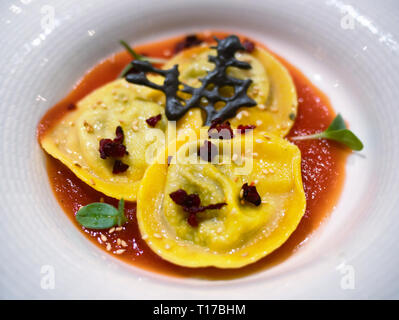 Agnolotti oder Ravioli gefüllt Nudelgericht Nahaufnahme Stockfoto
