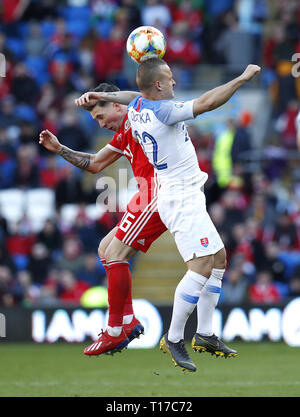 Wales' Harry Wilson (links) und der Slowakei Stanislav Lobotka (rechts) Kampf um den Ball während der UEFA EURO 2020 Qualifikation, Gruppe E Gleiches an der Cardiff City Stadium. Stockfoto