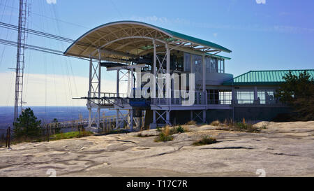 STONE Mountain, Georgia, USA - 19. MÄRZ 2019: Auf der Oberseite von Stone Mountain, Georgia's die meistbesuchte Attraktion. Die Talstation der Seilbahn von Summit Skyride. Stockfoto