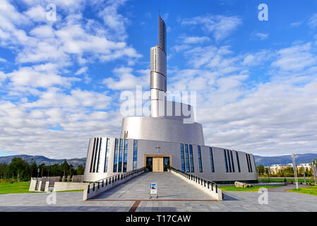 Alta, Norwegen - 16. August 2016: Blick auf den Haupteingang Seite des Northern Lights Kathedrale. Dieses moderne Kirche wurde in einem kreisförmigen Stil gebaut Stockfoto