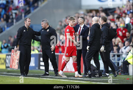 Wales' David Brooks (Mitte) wird die Tonhöhe während der UEFA EURO 2020 Qualifikation, Gruppe E Gleiches an der Cardiff City Stadion ersetzt. Stockfoto