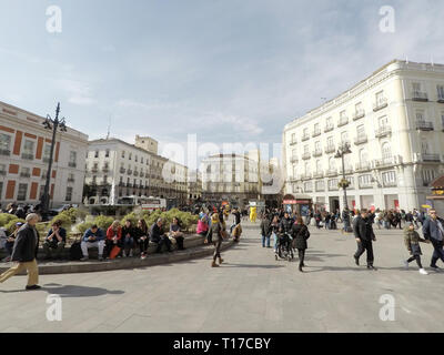 MADRID - SAPAIN - Feb 18, 2019: Die Puerta del Sol (spanisch für "Tor der Sonne") auf einem öffentlichen Platz in Madrid, einer der bekanntesten und lebhaftesten Orte Stockfoto