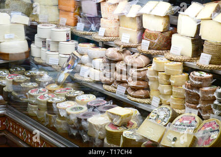 TOLEDO - SPANIEN - Feb 20, 2019: Größte Auswahl an spanischen Käse auf einen Toledo shop Stockfoto