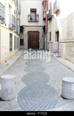 TOLEDO - SPANIEN - Feb 20, 2019: Schmal und schön eingerichtete Straße in Toledo, Spanien. Stockfoto