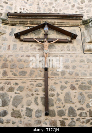 TOLEDO - SPANIEN - Feb 20, 2019: Jesus Christus gekreuzigt wall Statue in einer Straße in Toledo Stockfoto